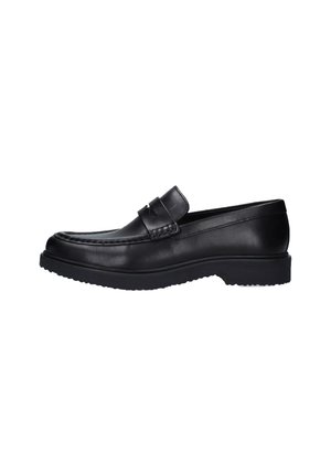 Zwarte leren loafer met een gladde afwerking, gestikte details langs de bovenkant, een rechthoekige bandaccent, en een gestructureerde rubberen zool.