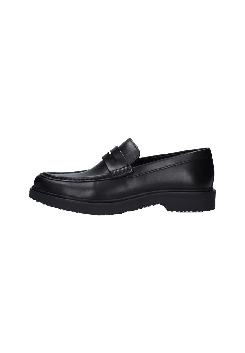 Zwarte leren loafer met een gladde afwerking, gestikte details langs de bovenkant, een rechthoekige bandaccent, en een gestructureerde rubberen zool.