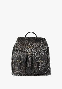 Zaino con stampa leopardata in nero e beige, dotato di accessori dorati, manico superiore, pattina pieghevole e due tasche frontali con fibbie.