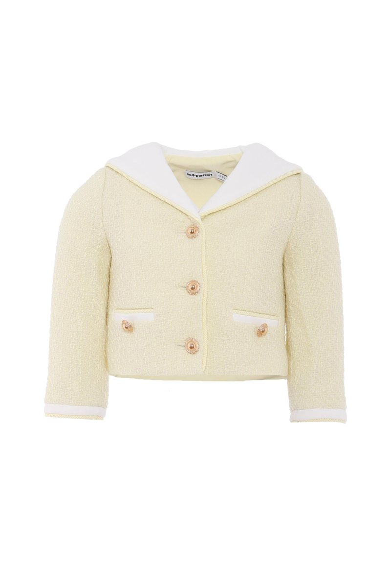 Giacca gialla in tessuto con colletto bianco, caratterizzata da tre bottoni, due tasche frontali con bordi bianchi e maniche a tre quarti.