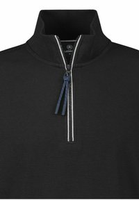 Czarny pulower z półzamkiem, o fakturowanej tkaninie, z kontrastującym białym obszyciem zamka i niebieskimi sznureczkami przy kołnierzu.