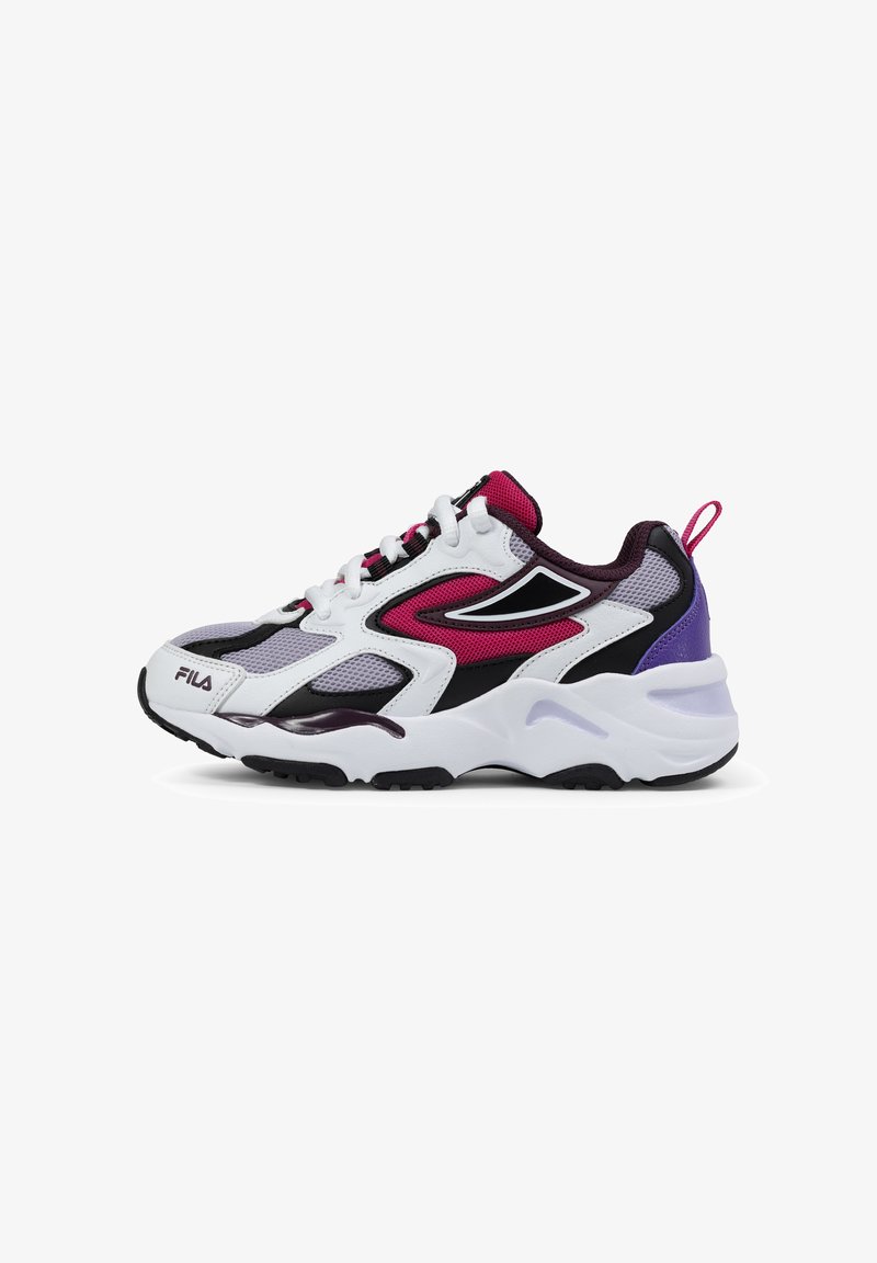 Le sneakers Fila presentano una tomaia in mesh e materiale sintetico, principalmente bianche e viola con accenti rosa, una suola nera spessa e un branding prominente.