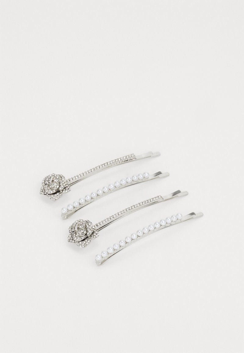 Keturių plaukų segtukų rinkinys su metaliniais pagrindais. Du segtukai puošti perlo imitacijos karoliukais, o du – gėlių blizgučių dizainu.