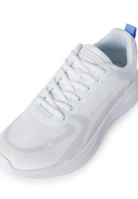 Zapatilla deportiva blanca con parte superior de malla, suela de goma y lengüeta azul en el talón. Presenta un diseño texturizado, puntera reforzada y un sistema de cordones estándar.