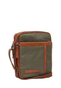 Borsa a tracolla in tessuto verde con dettagli in pelle marrone. Presenta una chiusura con zip, una tracolla regolabile e una tasca frontale con logo.