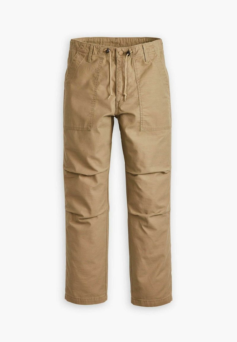 Pantalones rectos color caqui con bolsillos frontales tipo parche, pasadores para cinturón, cierre de botón y cintura con cordón, exhibidos sobre un fondo blanco.