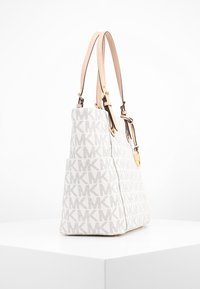MICHAEL Michael Kors JET SET - Shoppingväska - vanilla