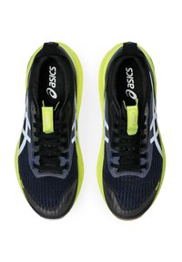 Scarpe sportive nere e gialle con una tomaia in rete testurizzata, design aerodinamico e lacci. Presentano accenti riflettenti e una suola ammortizzata.