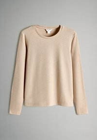Beige longsleeve shirt van zachte stof. Heeft een ronde halslijn en een rechte snit, met subtiele textuur en minimale ontwerpdetails.