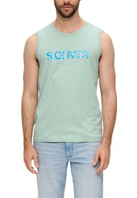 Hellgrünes, ärmelloses Shirt mit rundem Halsausschnitt, das mit blauer Grafikschrift und einem Muster versehen ist. Aus weichem Baumwollmaterial, legerer Schnitt.