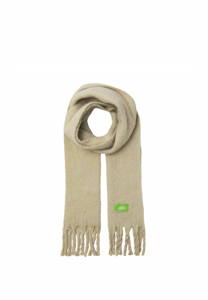 Beige tørklæde lavet af blødt materiale, med et tykkere design, frynser i enderne og et lille grønt mærke med "JJXX" på den ene side.