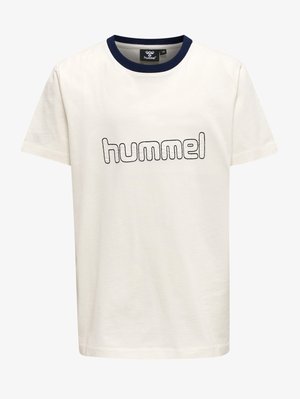Hvid bomulds t-shirt med en navy ribbet krave, med et sort broderet logo "hummel" centreret foran. Normal pasform, korte ærmer.