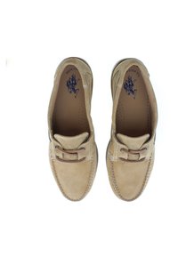 Mocasines de cuero beige con costuras decorativas, acentos de metal y un acabado de ante texturizado. Logo impreso en el interior del zapato.