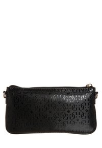 Schwarze, glänzende Clutch mit einem dezenten, einheitlichen dekorativen Muster und einem Reißverschluss oben.