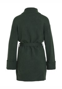 Cardigan en tricot à manches longues vert foncé avec col, poignets en côtes et une ceinture assortie à la taille, vu de dos.