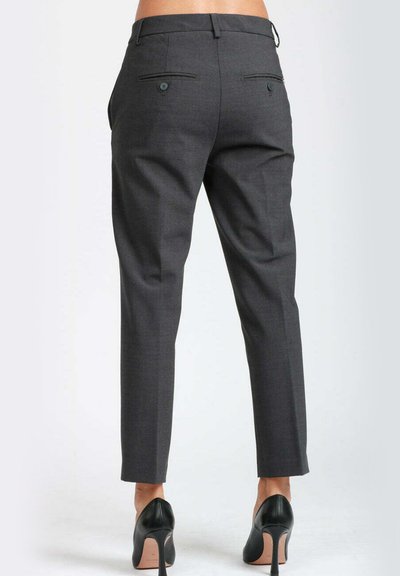 Pantaloni grigi su misura con un design elegante, dotati di tasche posteriori con bottoni, vestibilità slim e una texture liscia, abbinati a tacchi neri.