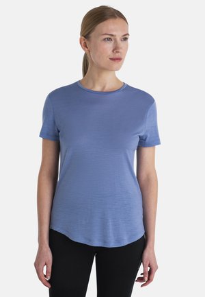 Helles blaues kurzärmliges Hemd mit rundem Ausschnitt, aus glattem Stoff gefertigt, mit leicht abgerundetem Saum und lockerer Passform.