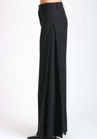 Pantaloni neri a gamba larga con vita alta, design plissettato e spacco laterale. Realizzati in tessuto morbido, includono una tasca posteriore.