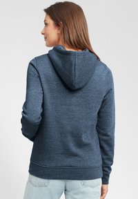 Felpa blu navy in pile con cappuccio regolabile, polsini e orlo a costine. Texture morbida, vestibilità casual e design semplice.