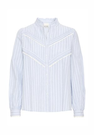 Blouse à rayures bleu clair avec manches longues, fermeture par boutons, col à volants et détails en dentelle le long de la poitrine et des poignets.