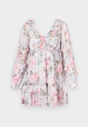 Blomstret kjole med rosa og grå roser på lys bakgrunn. Har rysjekant rundt halsen og ermene, samt et lagdelt, volangkantet skjørt.