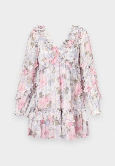 Rochie florală cu trandafiri roz și gri pe un fundal deschis. Are guler și mâneci cu volane și o tivă stratificată, cu volane.