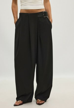 Stradivarius, DARTED SMART TROUSERS WITH BELT - Nohavice - black