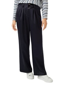 Marineblauwe wijde broek met plooi en een zilveren ringriem, gecombineerd met witte sneakers. Soepele stof met een ontspannen pasvorm en minimalistische ontwerpdetails.