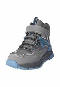 Scarpa alta grigia con accenti blu, dotata di una striscia in velcro, tessuto testurizzato e suola imbottita per supporto e flessibilità.