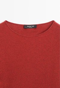 Top a coste rossa con scollatura rotonda. Presenta un'etichetta nera con la scritta "Massimo Dutti." Il materiale ha un aspetto testurizzato.