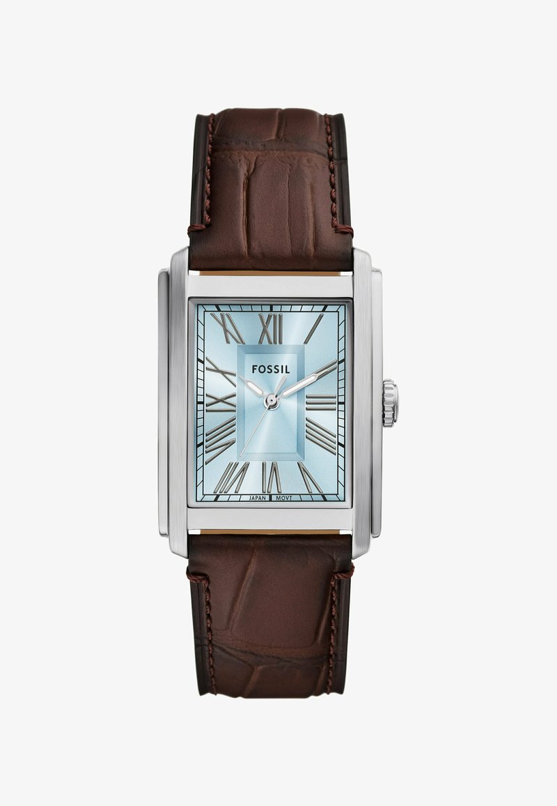 Montre rectangulaire Fossil avec un boîtier argenté, un cadran bleu clair et des chiffres romains. Bracelet en cuir brun texturé avec des coutures contrastées.