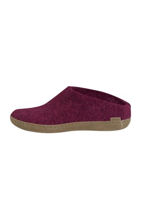 Low-cut kastanjebruine vilten pantoffel met een beige zool, ontworpen voor binnenshuis gebruik, voorzien van een klein zijlabel.