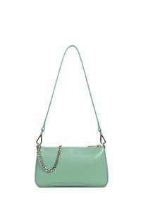 Borsa in pelle verde menta con una superficie liscia, forma rettangolare elegante, tracolla a catena staccabile e dettagli in metallo argentato.