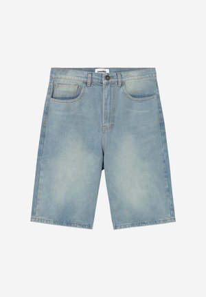 Ανοιχτό μπλε τζιν σορτς με κούμπωμα κουμπιού και φερμουάρ, μπροστινές τσέπες και τσέπη για κέρματα, καθώς και θηλιές για ζώνη, εκτεθειμένα σε λευκό φόντο.