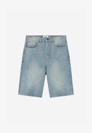 Lyseblå denimshorts med knapp- og glidelåslukking, forlommer og myntlomme, samt beltehemper, vist på hvit bakgrunn.