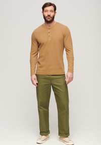Superdry & Co WAFFLE LONG SLEEVE HENLEY - Trui - classic brown camel