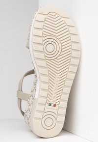 NeroGiardini Sandály na platformě - ivory