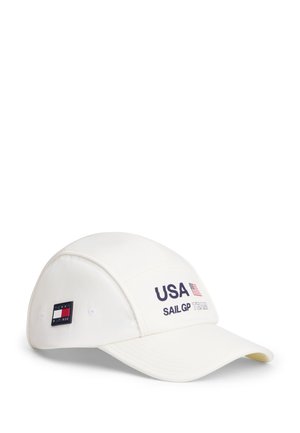 Casquette de baseball blanche avec le texte "USA SAIL GP TEAM" et le drapeau des États-Unis à l'avant, ainsi qu'un patch logo Tommy Hilfiger sur le côté.
