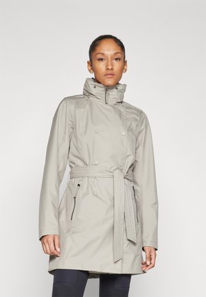 Lichtgrijze waterdichte trenchcoat met een hoge kraag, dubbele knoopsluiting, riem in de taille en zijzakken met rits.