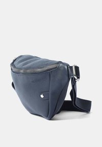 Borsa a tracolla in pelle blu navy con chiusura a zip, forma curva, fondo piatto e tracolla regolabile. Caratterizzata da dettagli in metallo.