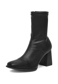 Čierne kožené členkové topánky s priliehavým zvrškom, štvorcovou špičkou a robustným vysokým opätkom. Hladká textúra s jemnými švovými detailmi.