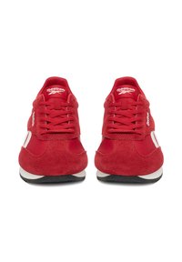 Raudoni zomšiniai sportbačiai su baltais akcentais, su plokščiais batraiščiais, paminkšintais antkakliais ir juodos gumos padu. „Reebok“ logotipas ant liežuvėlio ir šono.