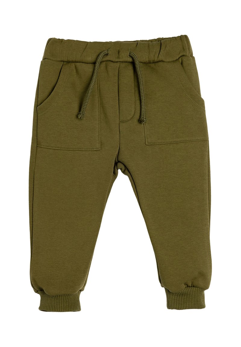 Pantalones jogger para niños pequeños en verde oliva con cinturilla elástica, cordón, bolsillos de parche en el frente y puños acanalados.