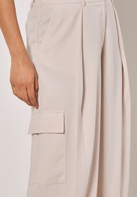 Apricot APRICOT WIDE LEG FLUID CARGO TROUSERS - Cargohose - stone