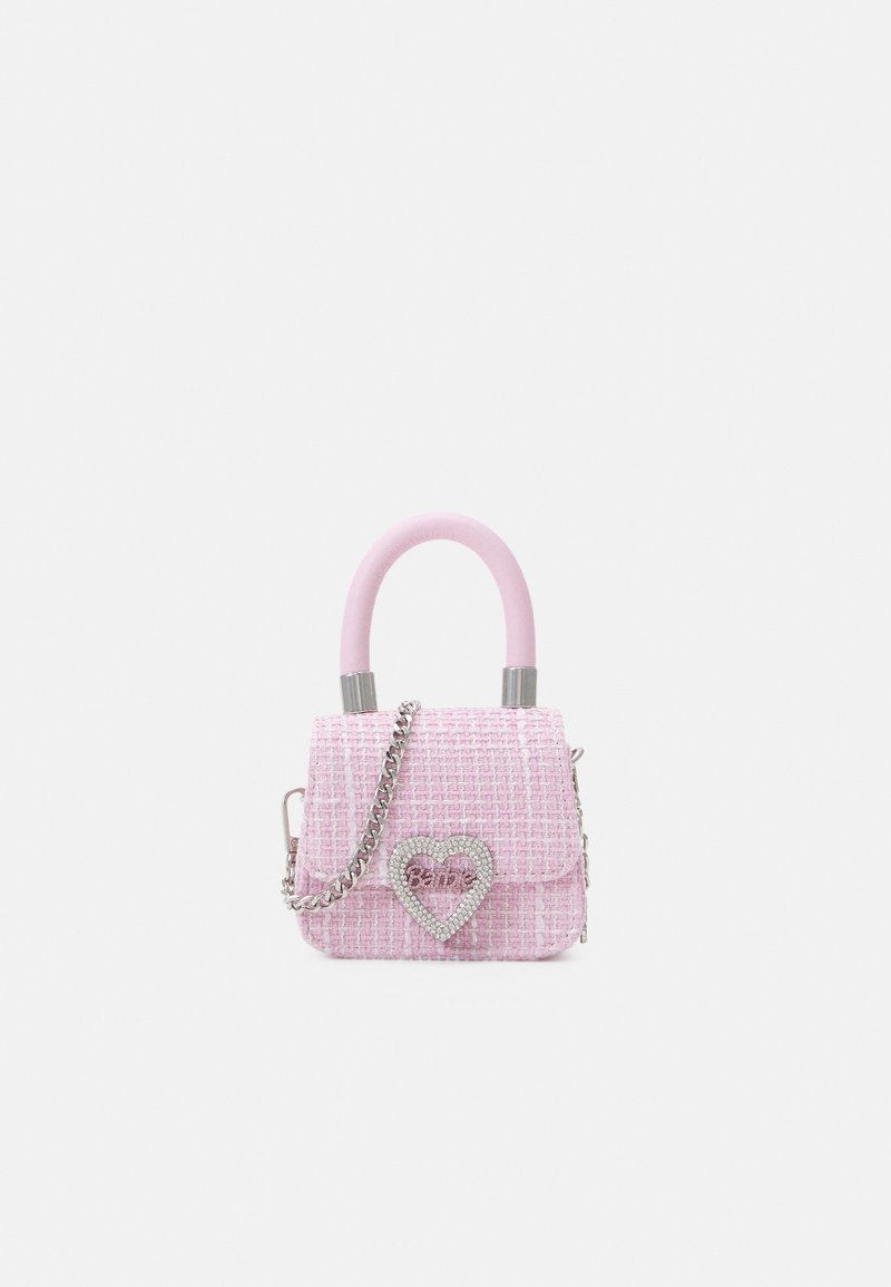 Petit sac à main rose tissé avec poignée arrondie, bandoulière chaîne argentée et fermoir strass en forme de cœur à l'avant.