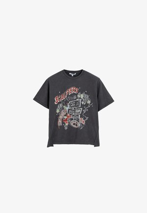 Camiseta de algodón de manga corta en gris oscuro con un estampado gráfico que incluye "SCALPERS", dados y elementos decorativos en rojo y verde.