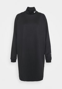 Musta pitkähihaista mekkoa, joka on valmistettu tekokuituisesta kankaasta. Mekossa on korkea kaulus, rento leikkaus ja pieni valkoinen logo hihassa.