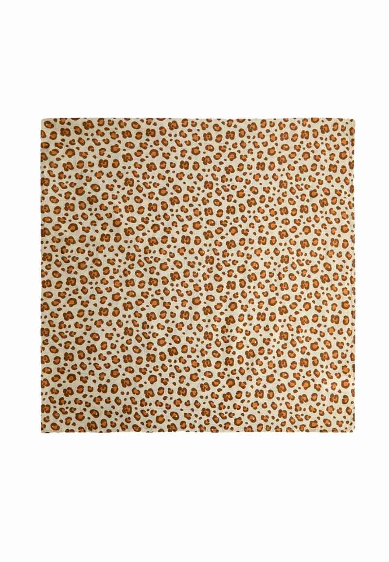 Beige téglalap alakú szövet, amelyet egyenletesen borítanak a kis barna és narancssárga leopárdminták.