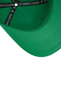 Cappellino da baseball verde con visiera curvata, tessuto testurizzato e dettagli interni con branding e cuciture nere.