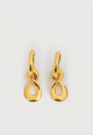 Cercei cerc aurii cu un pandantiv în formă de lacrimă răsucită atârnând de fiecare cerc, pe un fundal alb.